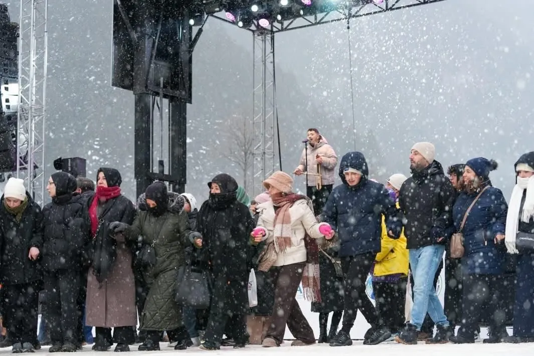 Uzungöl’de Kış Festivali Coşkusu: Binlerce Kişiyle Horon Rekoru Kırıldı