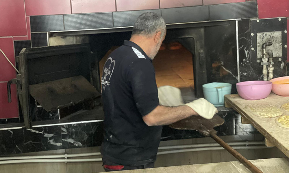 Şiran'da İftar Mesaisi: Fırıncı Taner Tuğ, Pide Kuyruğundaki Müşterilerini Sevindiriyor