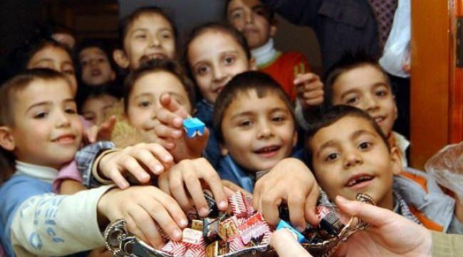 Bayram sevincini paylaşan gönüllüler, 140 çocuğun yüzünü güldürdü!