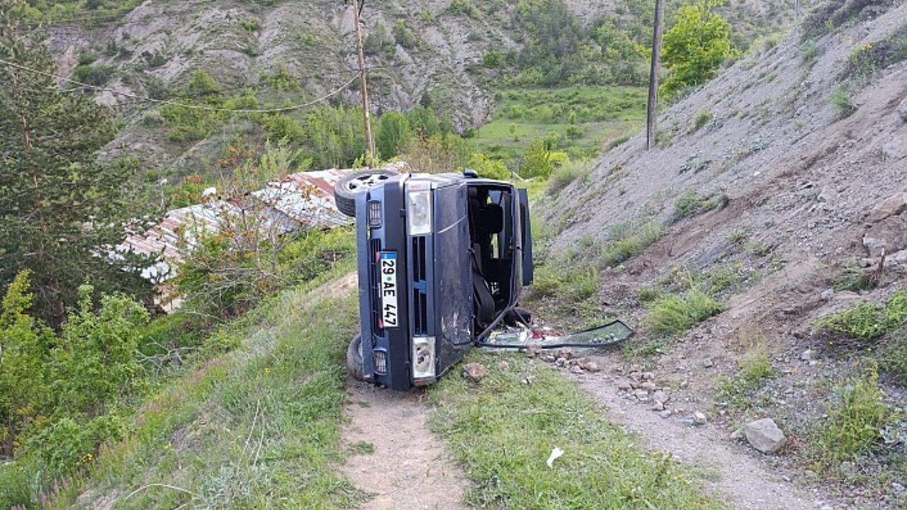 Gümüşhane’de otomobil ters döndü: 3 kişi yaralandı