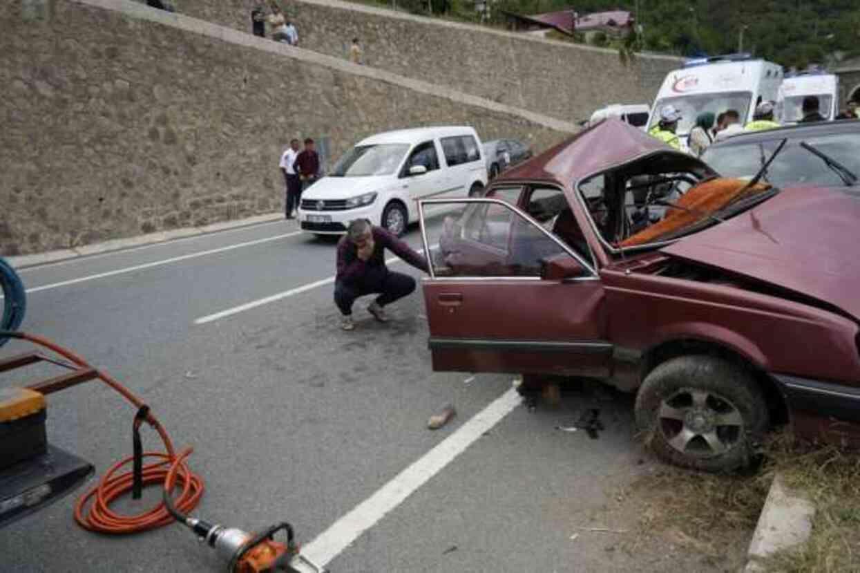 Gümüşhane’de otomobil duvara çarptı: 2 yaralı