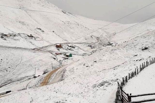 Gümüşhane yaylaları beyaz örtüyle kaplandı