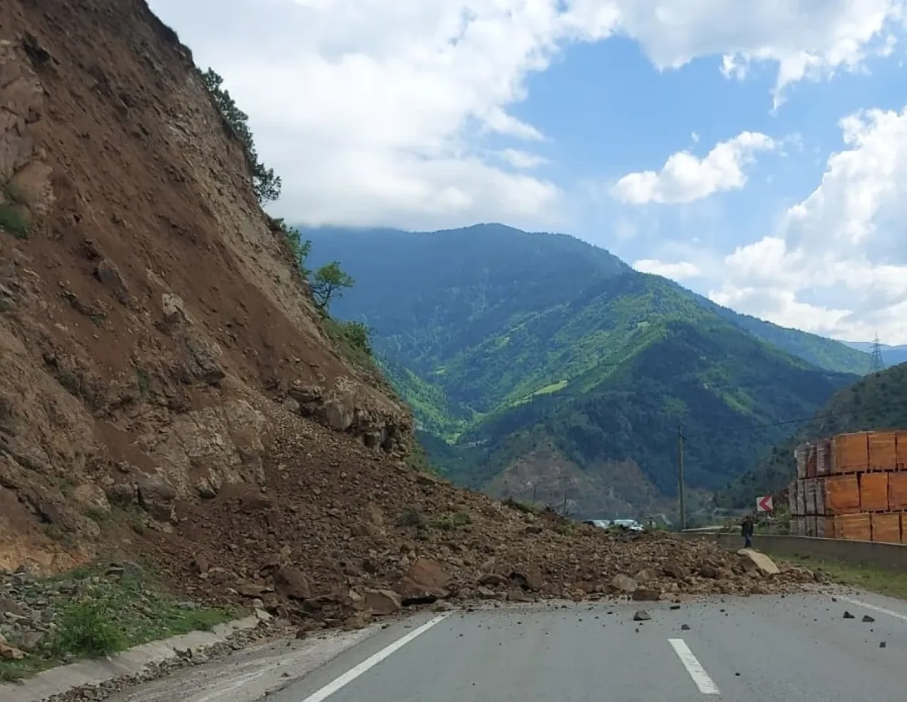 Kürtün-Torul Yolunda Heyelan Ulaşımı Aksattı