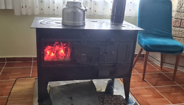 Temmuz Kapıdan Baktırdı, Kuzineyi Yaktırdı