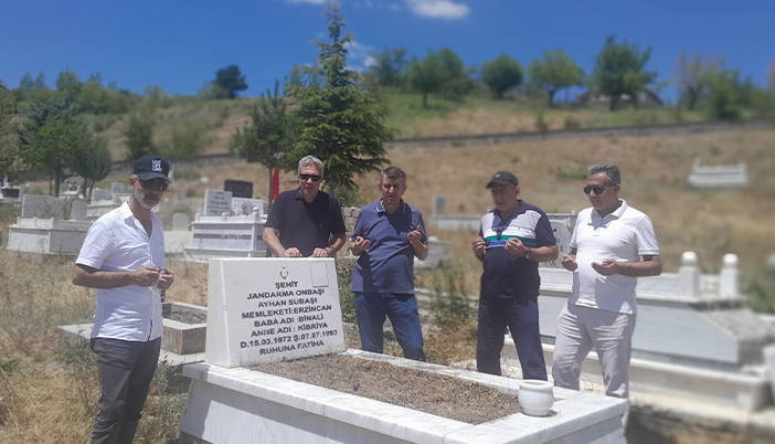 Şehit Arkadaşlarını 32 Yıl Sonra Mezarı Başında Andılar