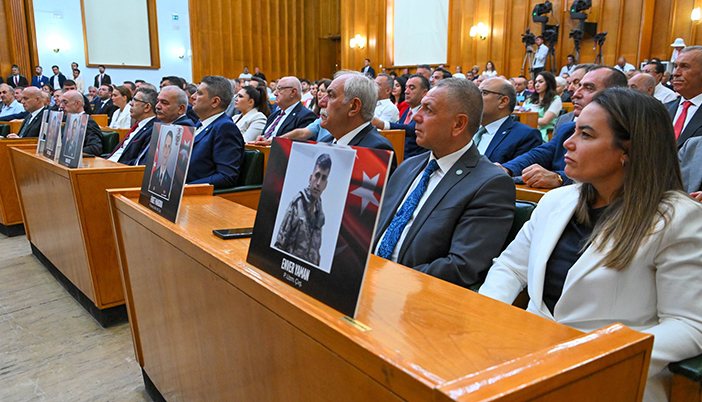 İYİ Parti Sıralarında Şehitlerin Sessiz Saygısı