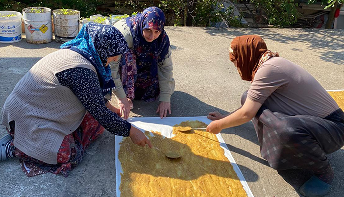 Kara Kazanlar Yandı, Gümüşhane’de Geleneksel Pestil Mesaisi Başladı