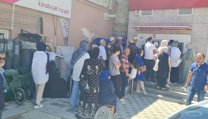 Şiran’da ATM Sıkıntısı: Maaş Kuyruğu Vatandaşı Bezdiriyor