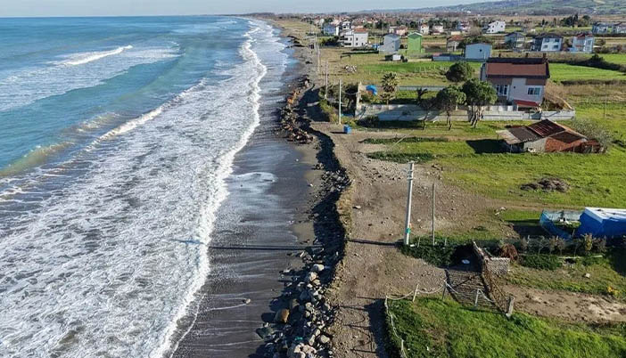 Yakakent’te Kıyı Erozyonu Alarmı: Sahil Yolu Çöktü