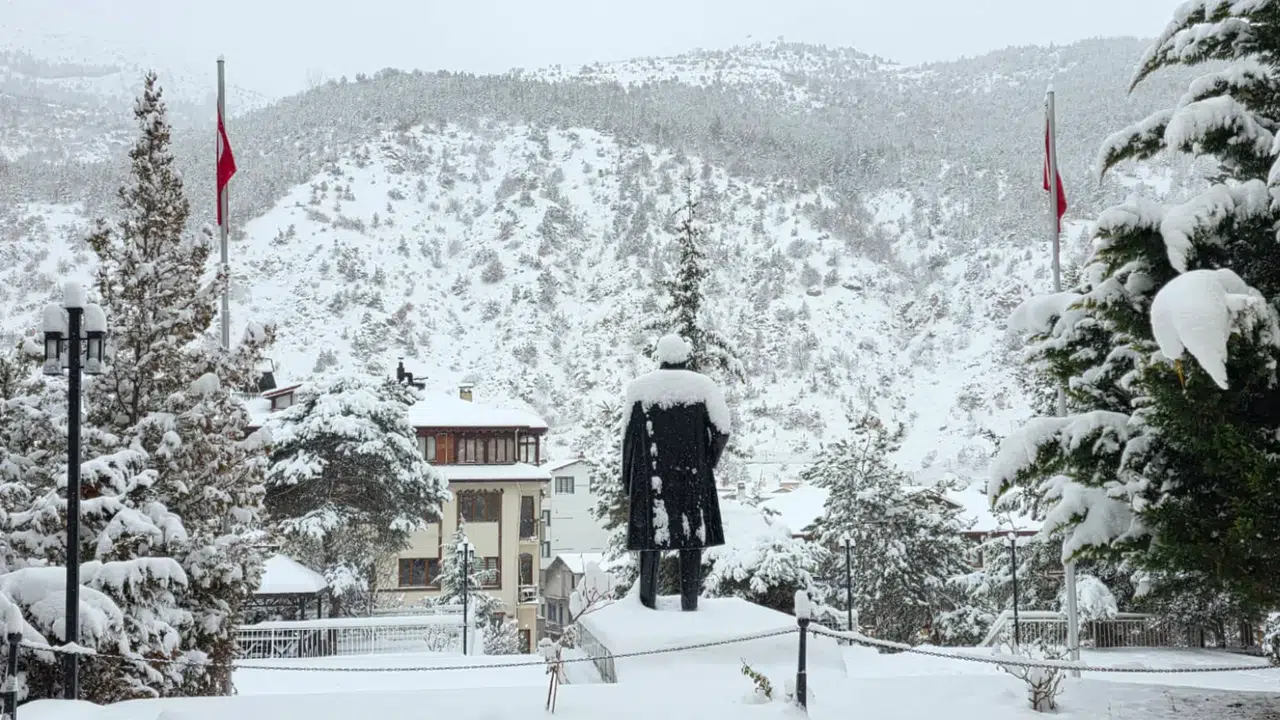 Kar kalınlığı merkezde 27 santimetreyi buldu, 247 köy yolu ulaşıma kapandı