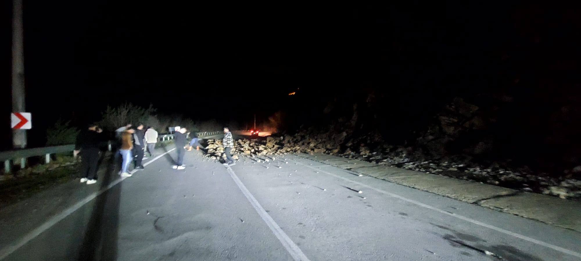 Doğankent–Kürtün Karayolunda Heyelan: Sürücüler Büyük Tehlike Atlattı