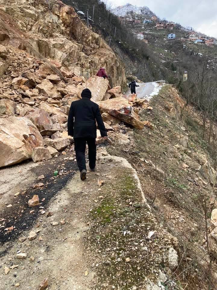 Üçtaş Köyü Yolunda Heyelan: Kontrollü Ulaşım Sağlandı, Alternatif Güzergâhlar Gündemde