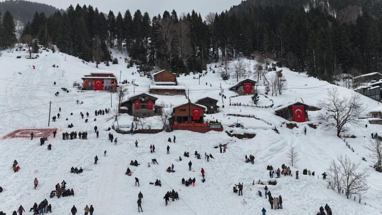 Ayder Yaylası’nda Kardan Adam Kış Festivali Renkli Görüntülerle Başladı