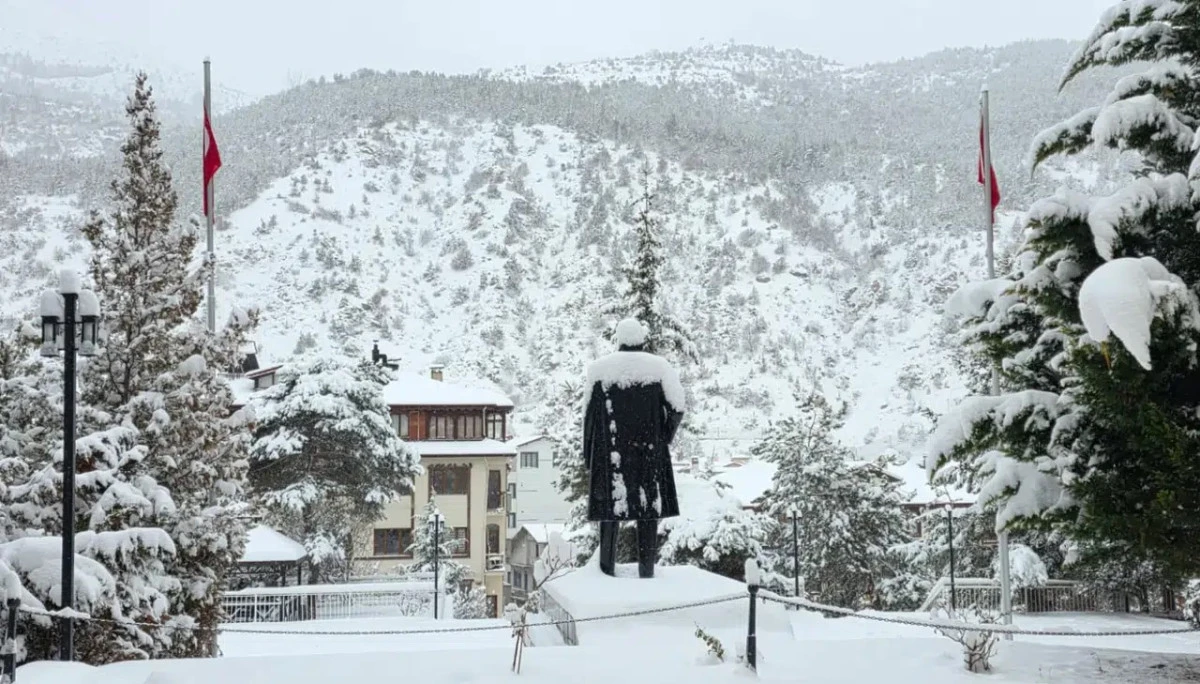 Kar kalınlığı merkezde 27 santimetreyi buldu, 247 köy yolu ulaşıma kapandı