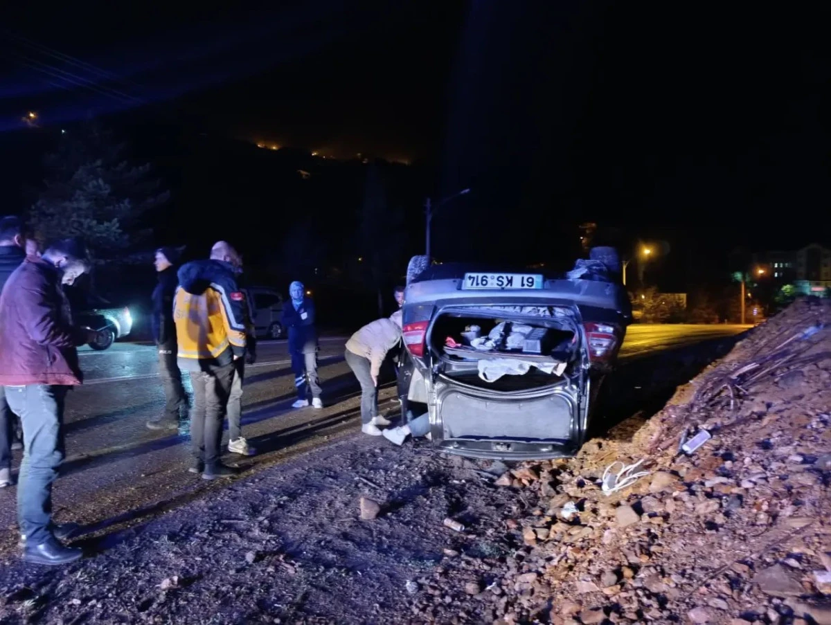 Gümüşhane’de yoldaki kaya parçaları kazaya neden oldu: 2 yaralı
