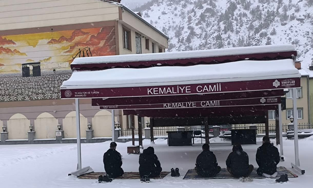 Gümüşhane’de Zor Şartlara Rağmen Cuma Namazı Duygulandırdı