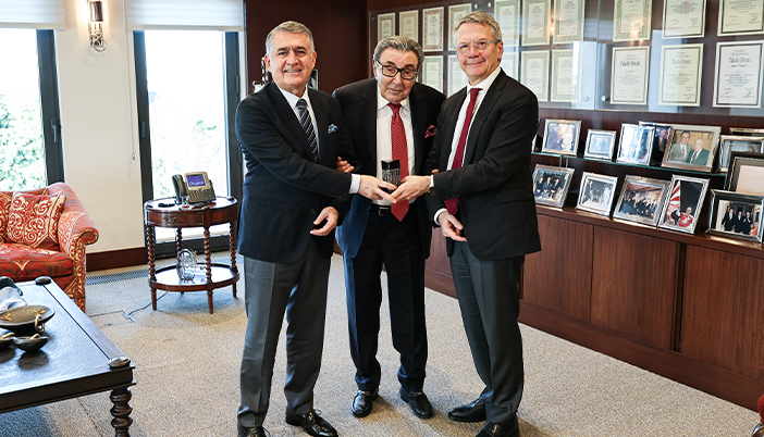 TÜSİAD Yönetimi’nden Aydın Doğan’a Plaketli Ziyaret