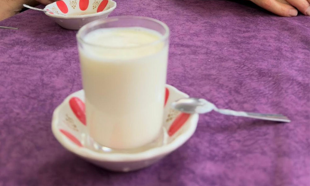 Kelkit’te Kıraathane Kültürüne Süt Damgası: Gelenek Sürüyor