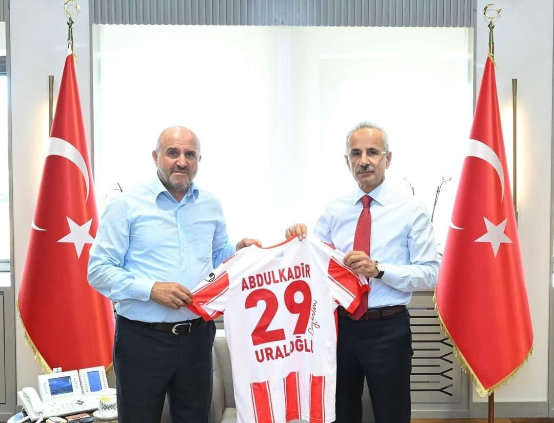 Gümüşhane Temalı Buluşma: Erol Birsen, Bakan Uraloğlu’na Gümüşhanespor Forması Hediye Etti