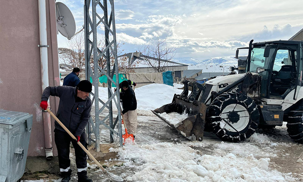 Gümüşhane Karla Mücadelede Gece Gündüz Demiyor: Yollar Açılıyor, Buzlar Temizleniyor