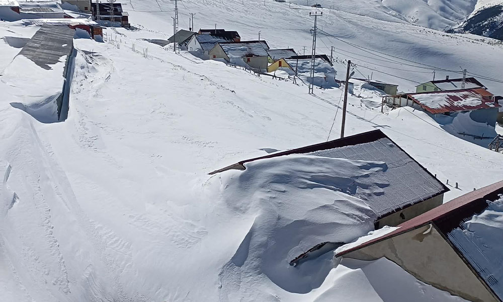 Kar Eridi, Manzara Şaşırttı: Güvende Yaylası’nda Evler Kayıp Gibi