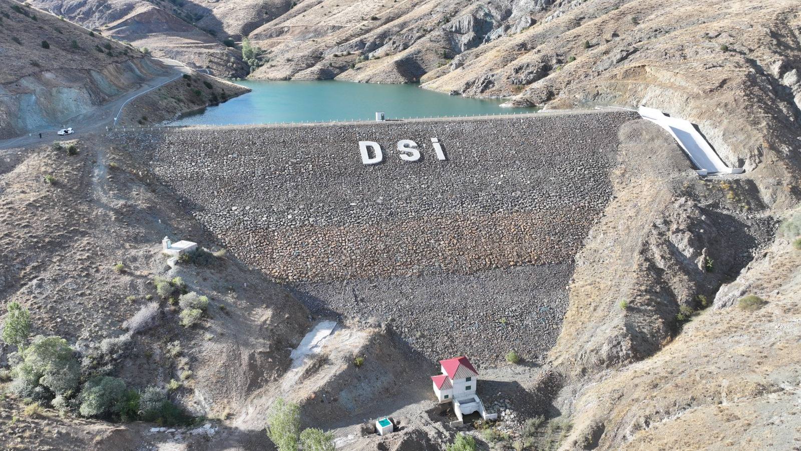 Kelkit Ağılköy’de Gölet İnşaatı Hızla Yükseliyor! 1060 Dekar Araziye Can Suyu