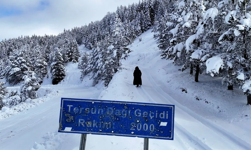 Tersun’da Fırtına ve Kar Cenaze Törenini Vurdu! Vatandaşlar Yürümekte Güçlük Çekti