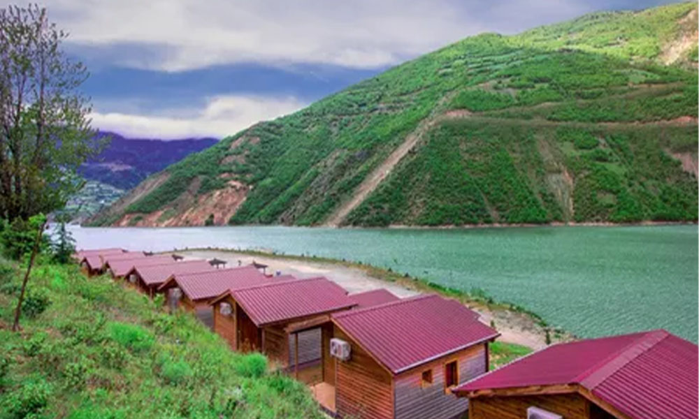 Bungalovlar, Salıncaklar, Yürüyüş Parkurları… Kürtün Baraj Tatil Köyü Yerli ve Yabancı Turistleri Ağırlıyor