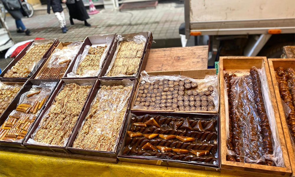 Gümüşhane’nin Lezzetleri Eynesil Pazarı’nda! Pestil ve Köme Sahile İndi