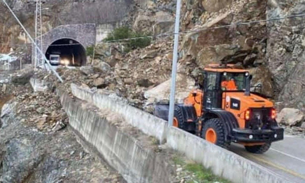 Tirebolu-Torul Yolunda Yeni Heyelan: “Ölüm Yolu” Bu Kez de Toprak Kaymasıyla Kapandı