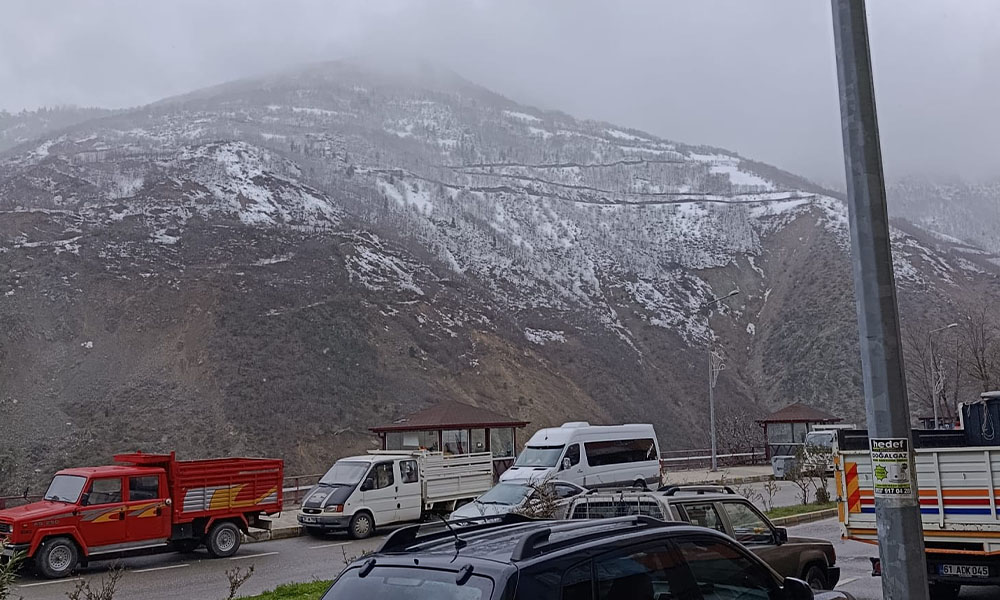 Gümüşhane’de Mart Ayı Sürprizi: Termometreler Eksiyi Gösterdi, Kent Beyaza Büründü