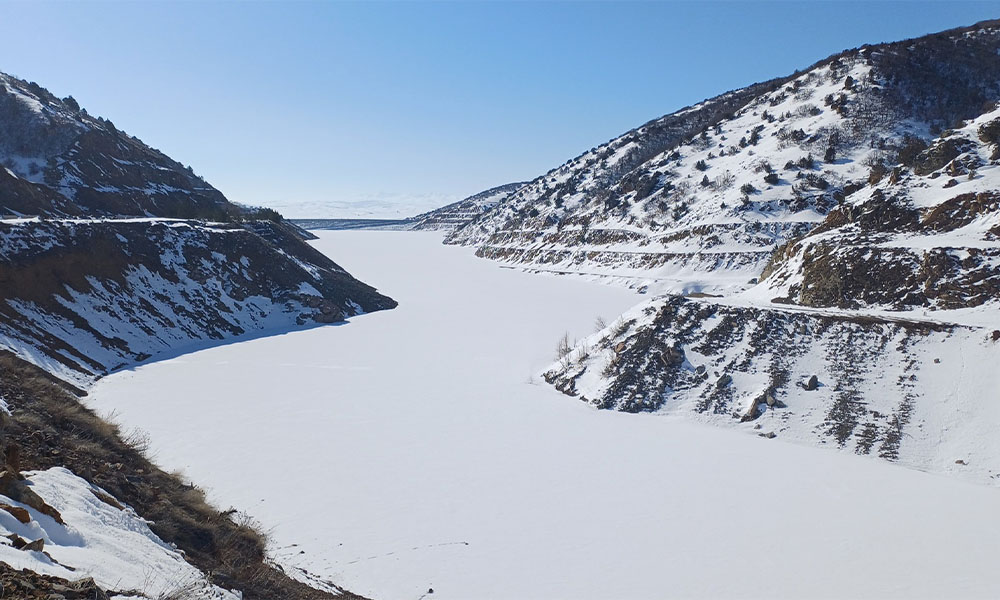 Köse Barajı’nda Büyüleyici Görüntü: Buz ve Karın Muhteşem Uyumu