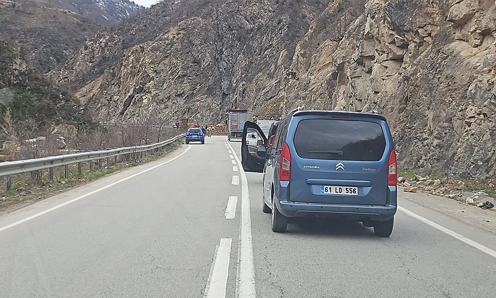 Kürtün Tirebolu Yolunda Heyelan Faciasının Eşiğinden Dönüldü! Vatandaşlar Tepkili: “Bu Görüntülere Alıştık!”